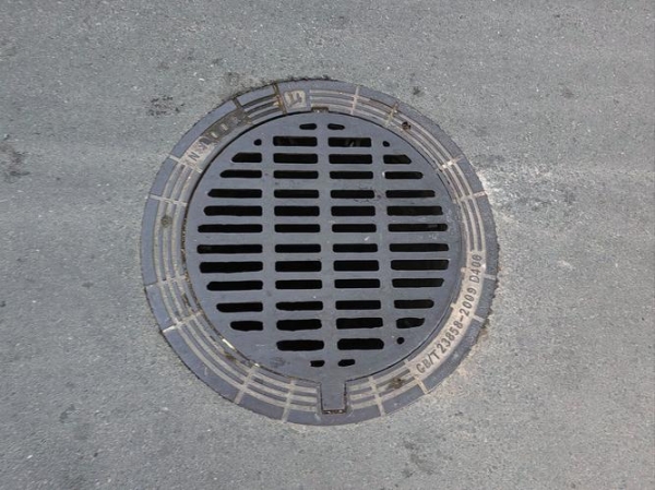 井盖超100个，上海一小区成“井区”！居民吐槽走路步步惊心